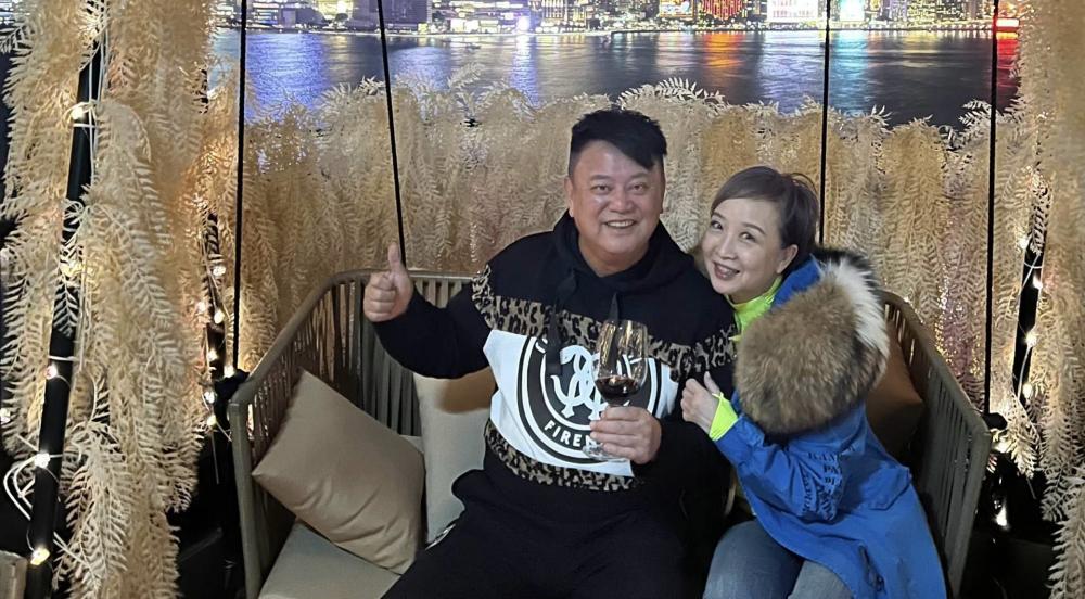 陈百祥迎来71岁生日,爱妻黄杏秀晒照庆祝,夫妻结婚42年坚持丁克
