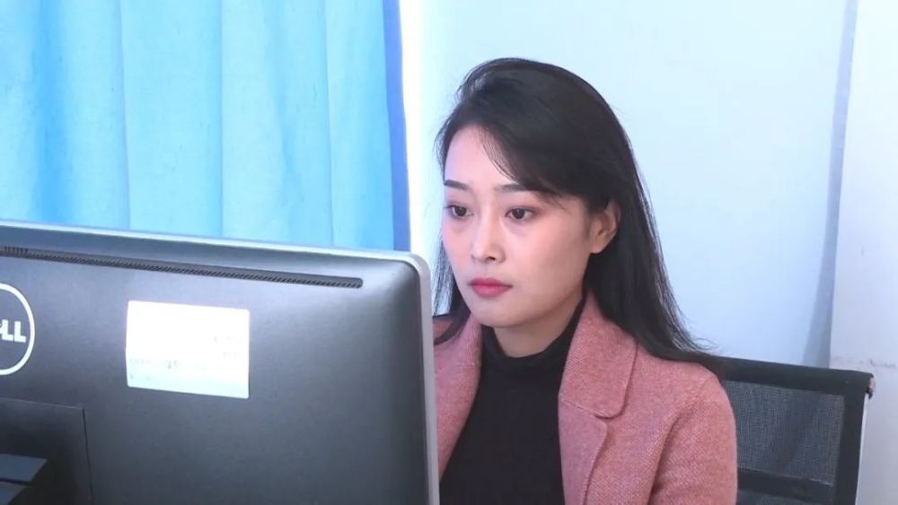 刘颖是区融媒体中心的一名年轻,优秀的主持人,也是今年新当选的区政协