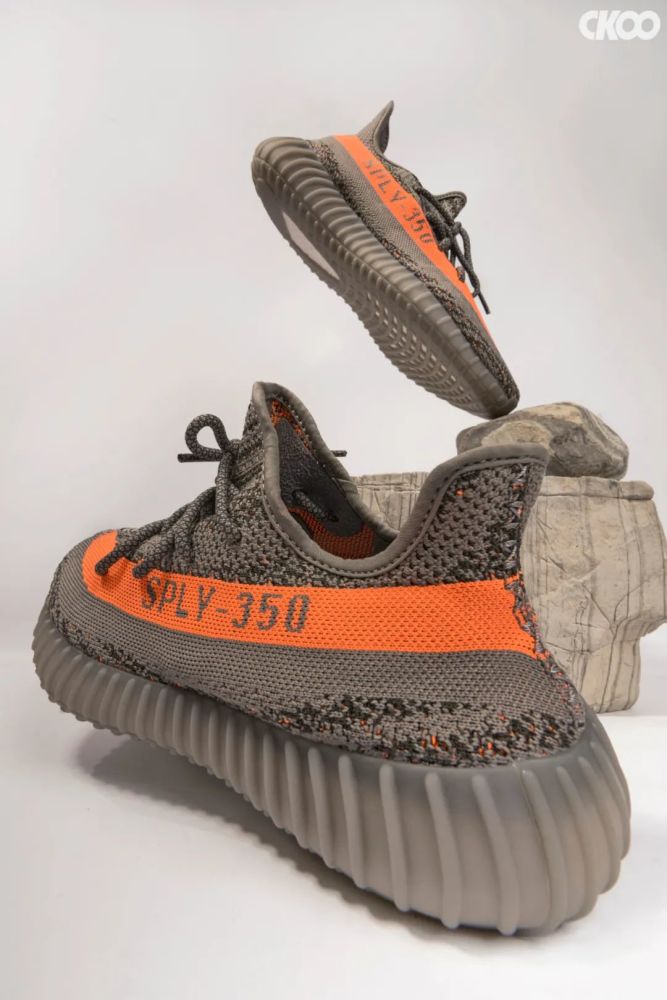 yeezy的重磅12月以满天星带回经典350v2灰橙只是个开始