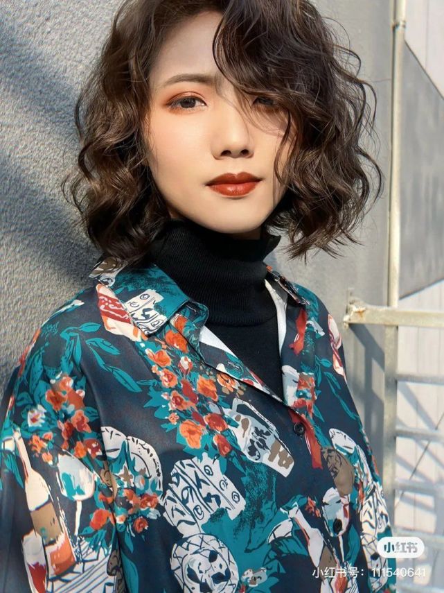 齐脸的波波头烫出卷卷的效果,梳成四六分造型,修饰五官还遮挡脸型