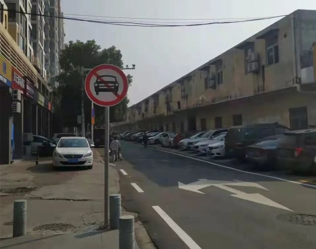 野芷湖南路(野芷湖西路—梧桐路)地处洪山区狮子山街道,历史自然形成