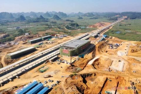 扶绥南站扶绥南站位于扶绥县城南侧,南友高速公路北侧约1公里处,站址