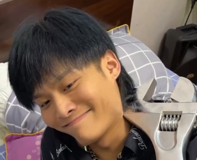 不仅会强迫小杨哥洗衣服,洗碗,做家务,还会带着父母一起出镜,将周末睡
