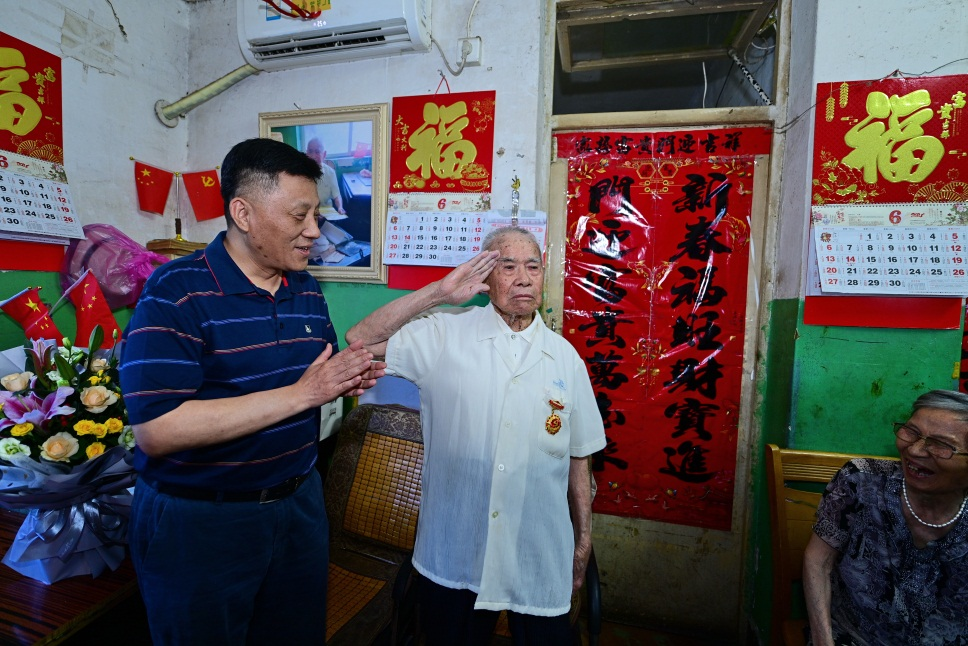 陈宗彪主任在认真审阅了课题研究报告,有关图像和视频资料后,连连点头