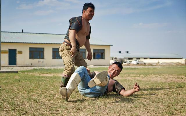 在锡林郭勒认识一群蒙古大汉套马摔跤很勇猛看到女孩却害羞了