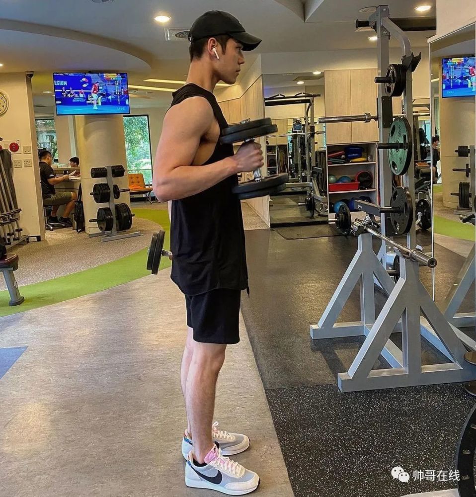 被男明星感受胸肌的全能型体育生拍写真,可狼可奶的周予天,这体能也太