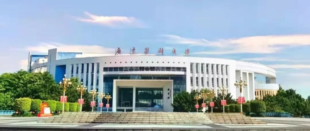 广东医科大学有三个校区,分别是 湛江校区, 东莞校区和 在建的海东