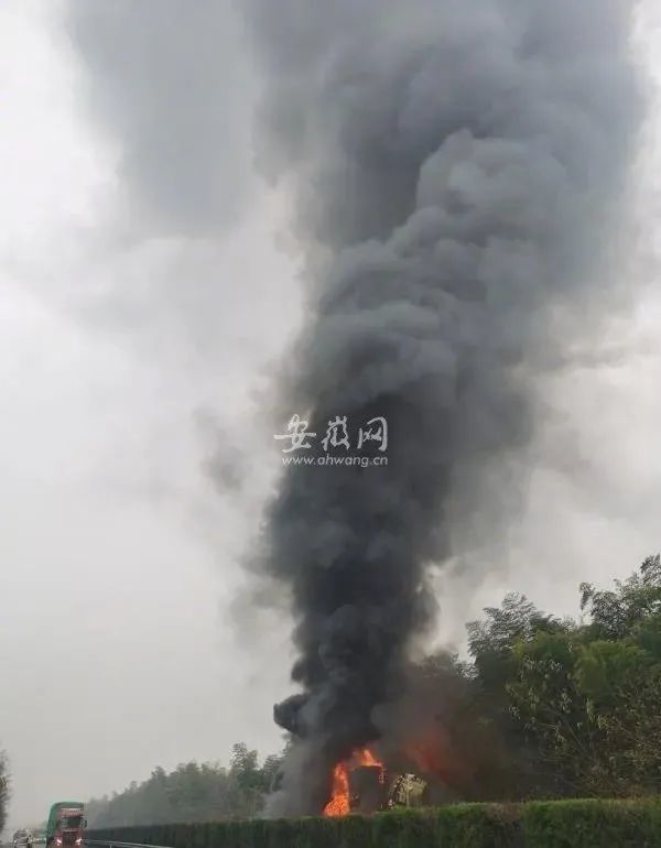 经过池州消防3个多小时的奋力扑救,现场大火被扑灭, 但两辆大货物上的