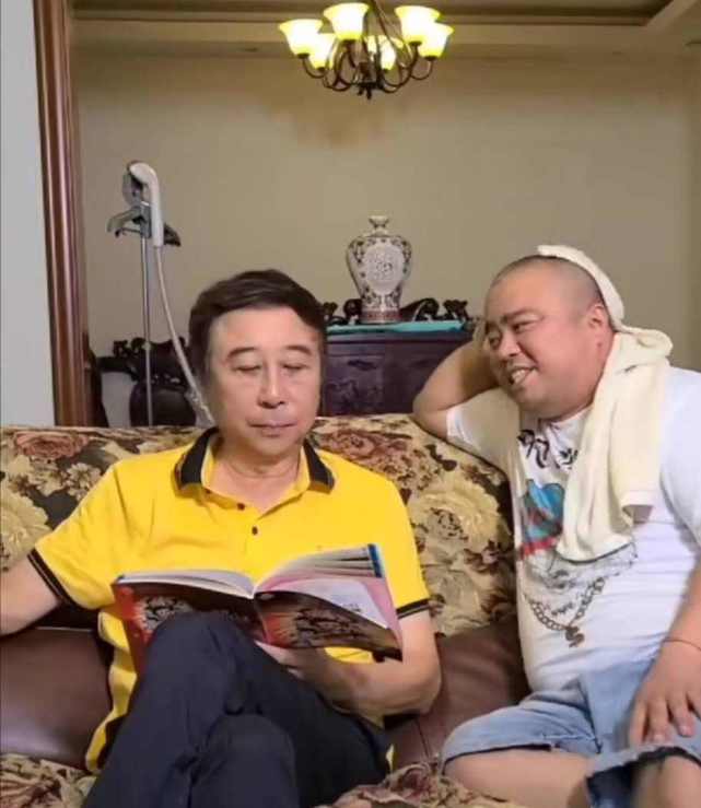 64岁生日身边有徒弟陪伴,简单的吃食尽显低调,冯巩样