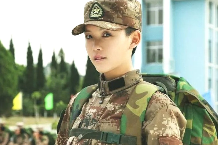 民警老林的幸福生活中的女配林源撞脸王珞丹王洋扮演女兵成名