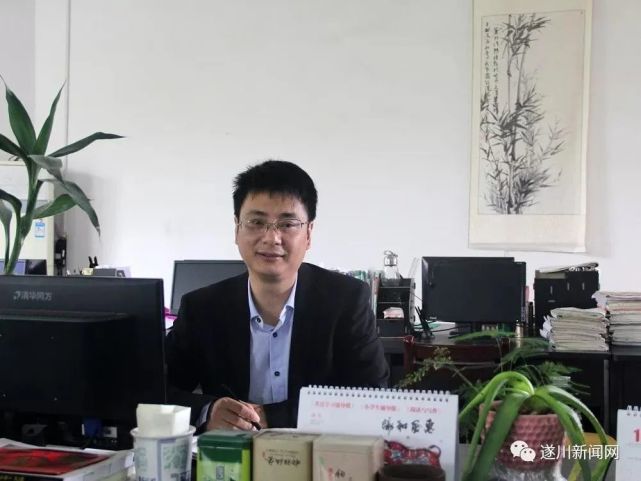 1997年,肖建生因课堂教学优异,被吸收为预备党员.