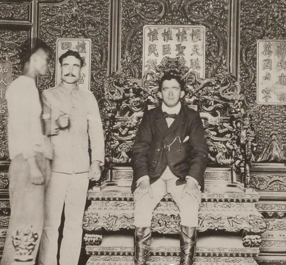 图为一组晚清1900年慈禧太后和光绪皇帝西逃后的紫禁城老照片,当年八