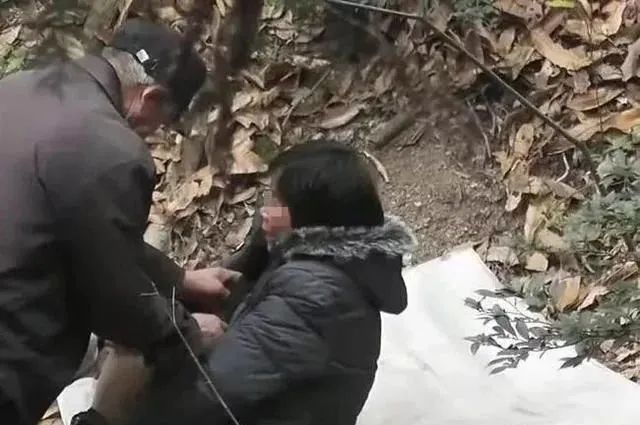 中年大妈公园里做皮肉生意,20元一次,老头带饭排队等候:很划算