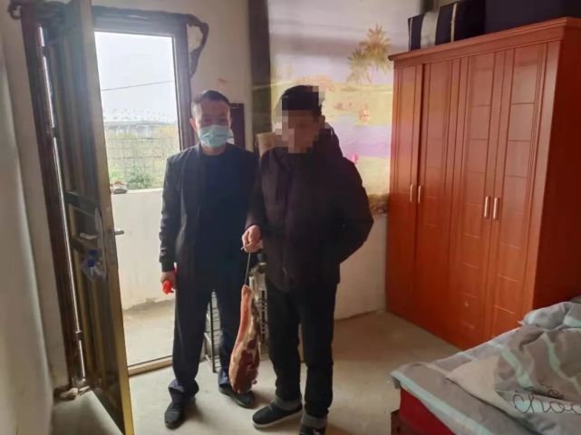 近日,永修县虬津镇居民蒋某回家时,发现自己晒在院子里的腊肉不见了!