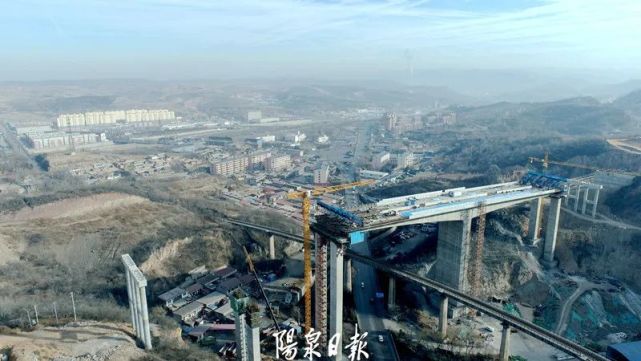 阳涉铁路上跨桥全长447米,主桥长160米,主墩为空心薄壁墩,其上部结构