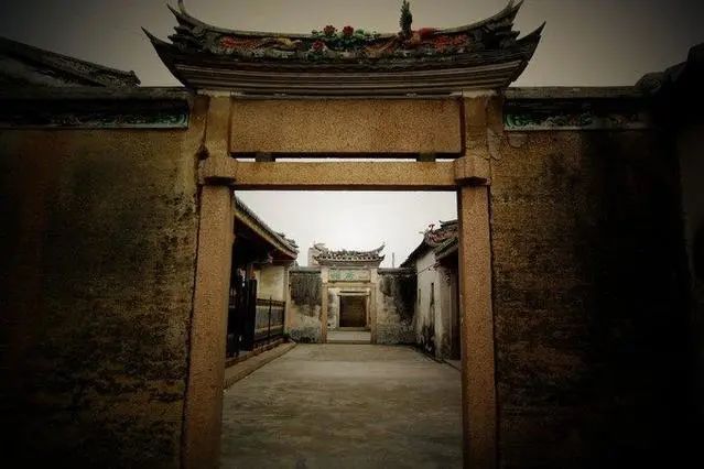 龙虎门为南北向,门脊为楚尾花.西