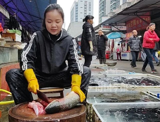 太飒了柳州这95后妹子在菜市场舞大刀走红