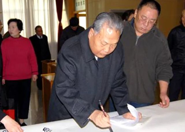 海军第八任政委,55岁升中将,61岁升上将,64岁被免职后