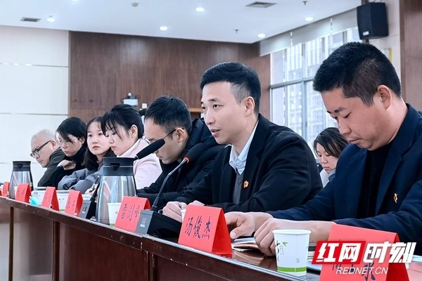 易文宇动情讲述了通道转兵的党史故事,启示大家面对困难要坚定信念百