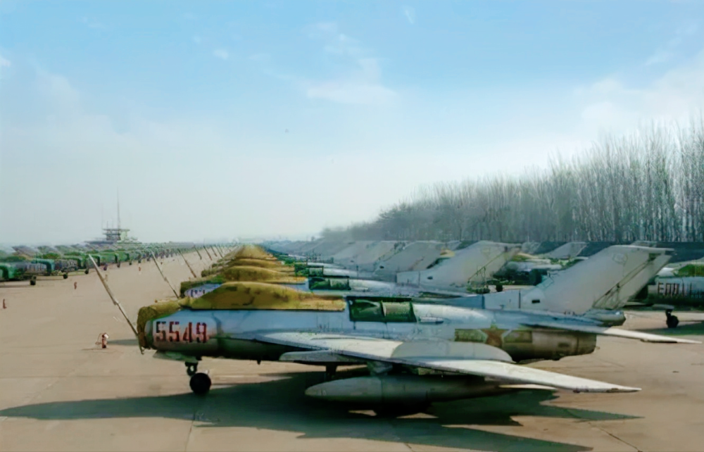 河南一个小县城里藏着第二大飞机坟场拥有几千架飞机