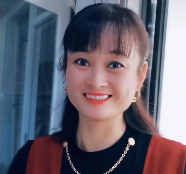 上图是陈亚男母亲在女儿结婚时候的照片,也正是她一年前的照片.
