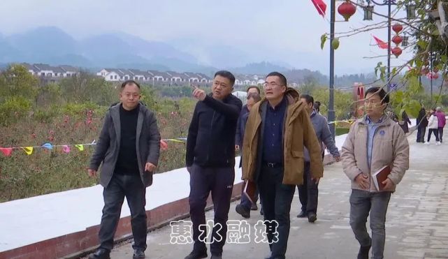 在好花红镇弄苑村,李自良到佛手瓜种植基地实地查看,与有关负责同志