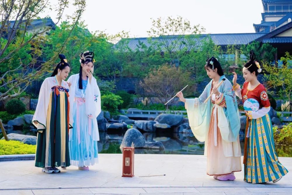 青岛也有汉服节阿朵花屿汉服出行日汉服游园小镇寻宝