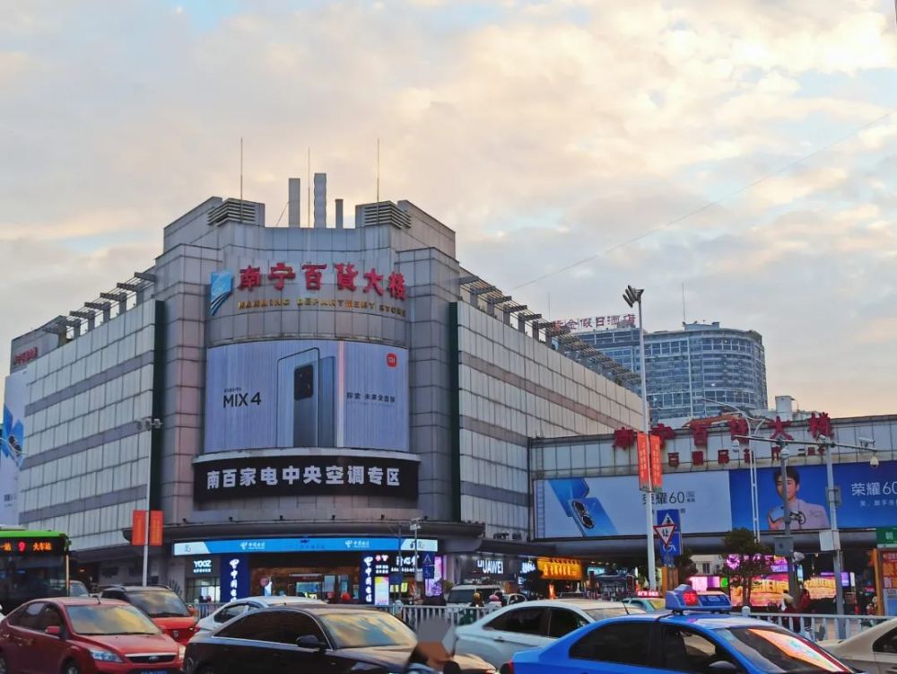 比如五一西路翠湖新城旁的步步高超市(原南城百货),开业一年多后于上
