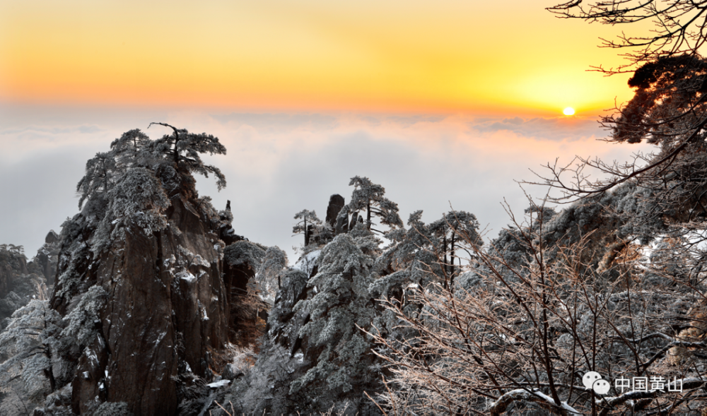 安徽黄山迎来降雪日出云海佛光雪景层出