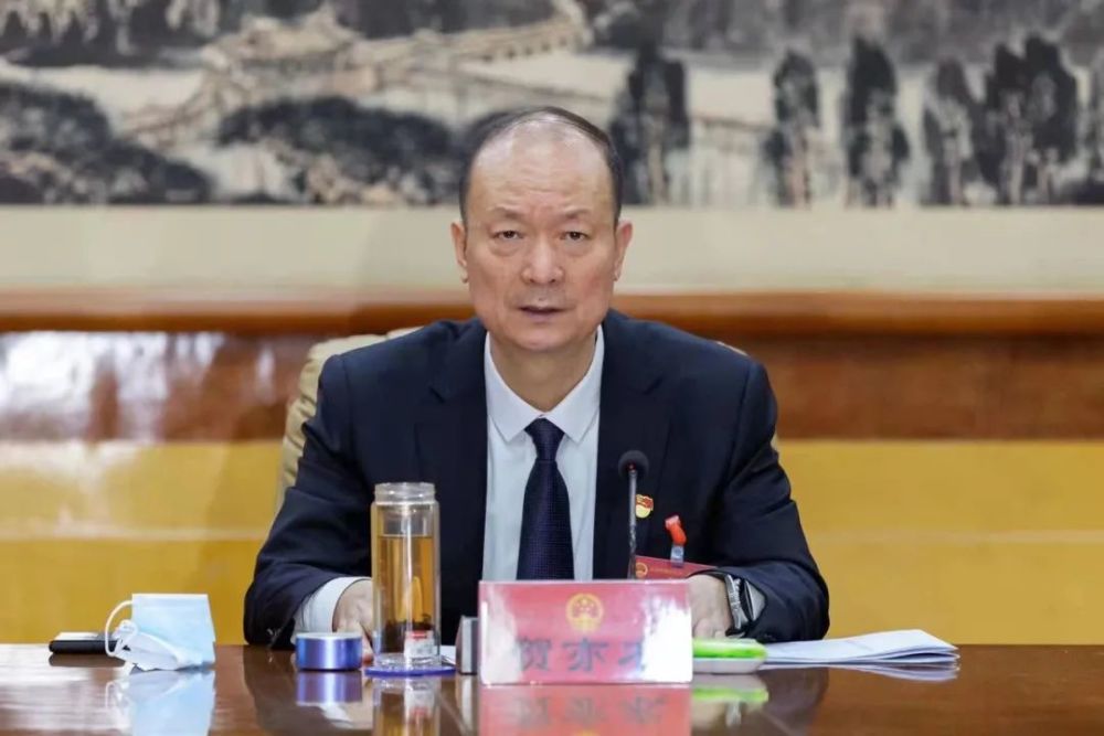 会议由大会主席团常务主席贺亦农主持.