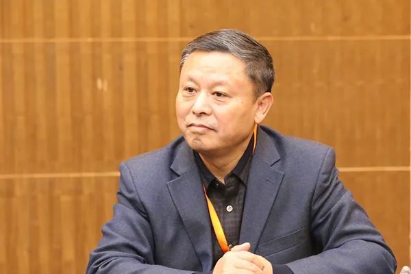 会议由北京金属流通行业协会会长严飞,监事长邓保利主持.