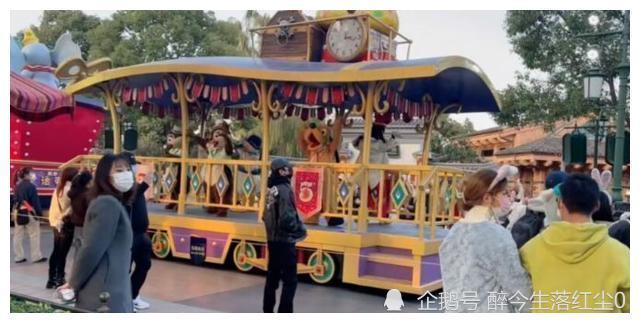 迪士尼偶遇蔡徐坤,身姿挺拔大长腿抢镜,站路边像摆拍模特