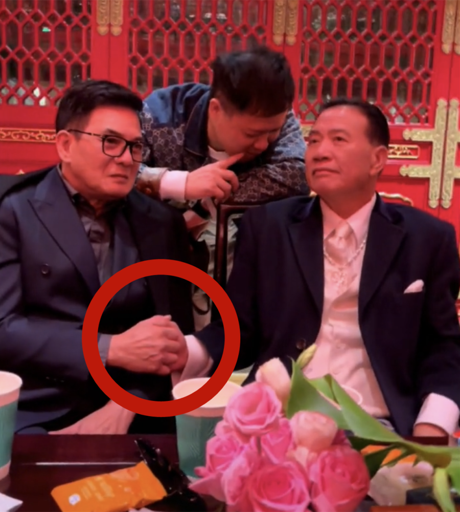 黎耀祥在灾情期间为一线捐款捐物,并跪地祈祷,万梓良更是将几十万送往
