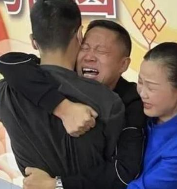 孙海洋回看认亲视频,孙卓小细节引人泪目,网友:看一次哭一次