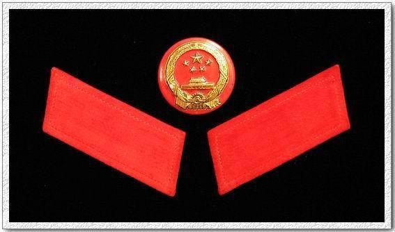 74式武装警察帽徽,全红领章