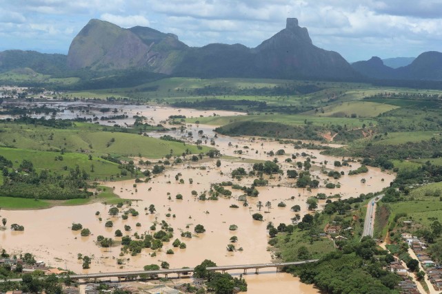 (外代一线)巴西巴伊亚州暴雨造成至少11人死亡