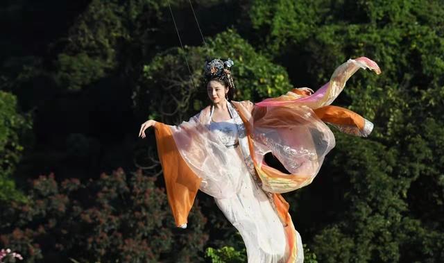 汉服美女穿汉服吊威亚不仔细看我以为仙女回天了