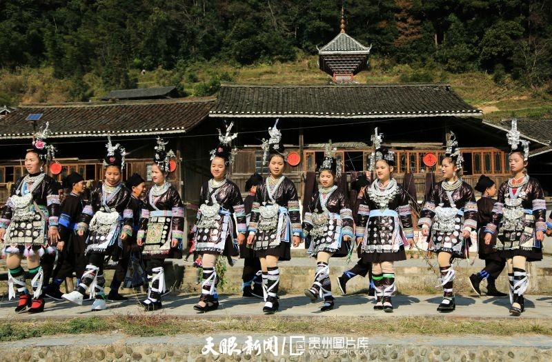 黎平县永从镇三龙侗寨,侗族群众在演唱侗族大歌.邹光学 摄