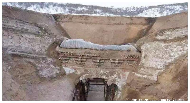 梦见父亲的坟包垮塌一块而重修，寓意解析与心灵启示