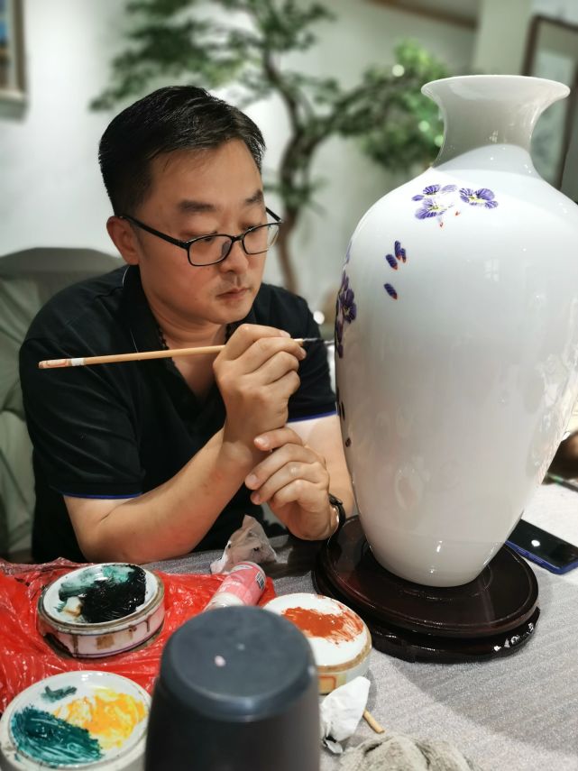 【个人简介】程磊,男,1983年出生于景德镇,毕业于景德镇陶瓷学院.