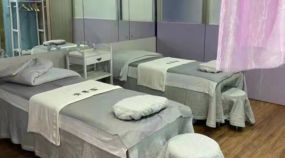 三八妇乐:携手向未来!青囊集中华循经推拿轻医馆江苏泰兴店开业
