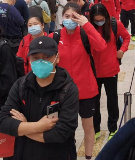 周围人都低头玩手机,全红婵小小一只四处看,张雨霏