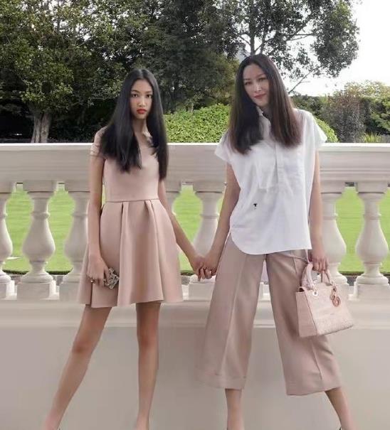 众所周知,琦琦的身高就有一米八,在合照中,任晴佳的身高几乎就比母亲