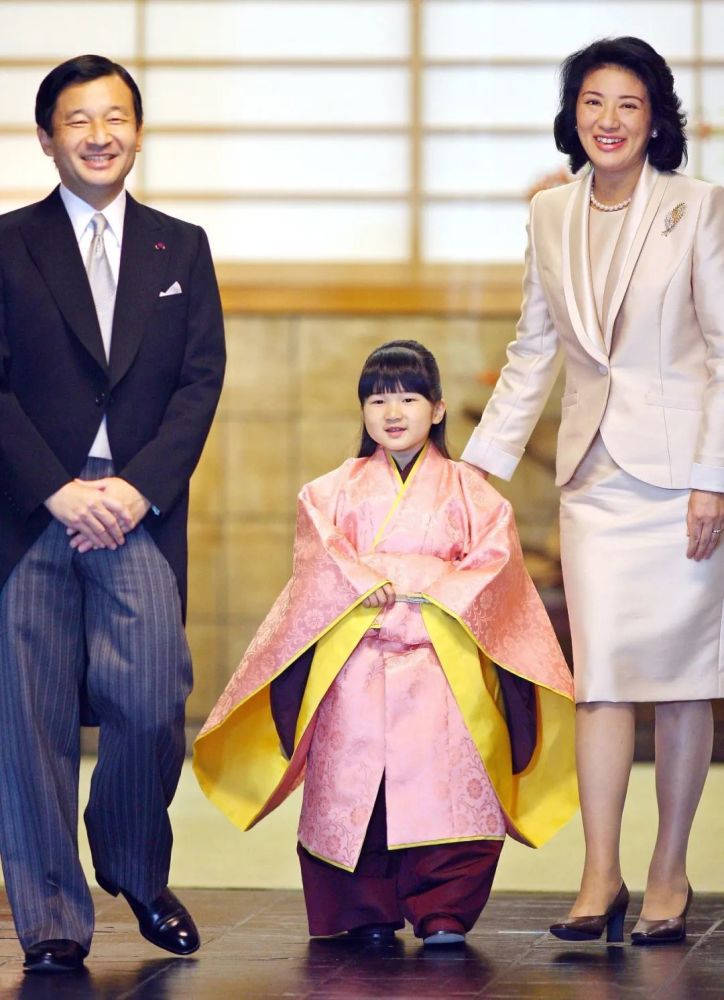 雅子怀抱爱子离开宫内厅医院(路透社) "着绔之仪",2006年11月11日