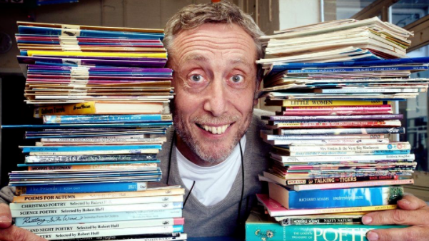 他的真实身份可是英国著名儿童作家——迈克尔·罗森michael rosen