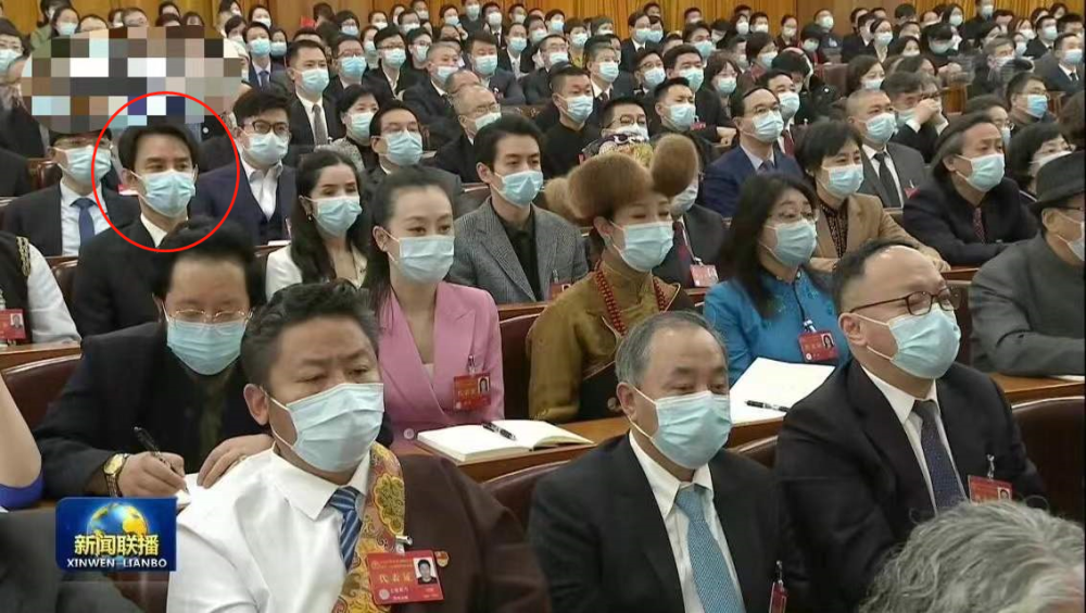 众星现身新闻联播濮存昕低调冯巩沈腾严肃刘昊然呆萌可爱