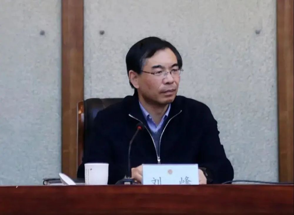 会上,刘峰宣读了连云港市委关于灌南县检察院主要领导干部调整的决定.