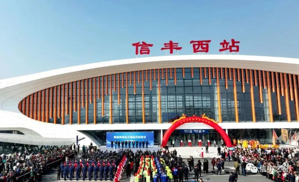 12月10日,信丰县委书记袁炎参加"世界橙乡·赣州信丰"号赣深高铁列车