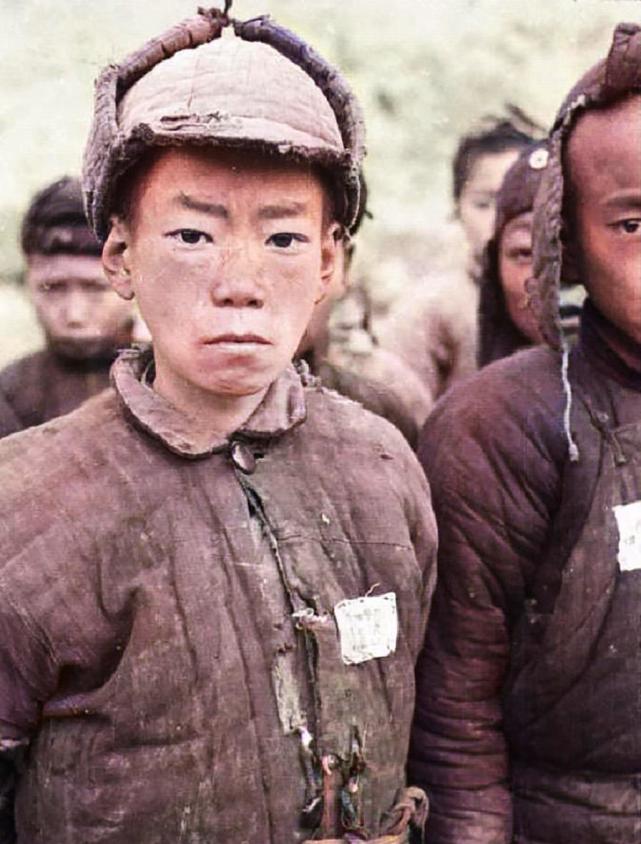 1942年的西安,士兵衣衫褴褛像个乞丐,童子军目光刚毅