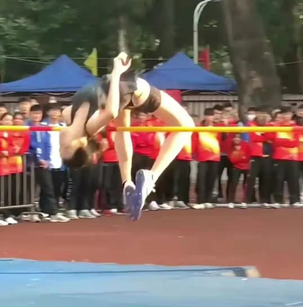 跳高比赛现场在广州体育学院校运会上据了解广州高校女生跳高的视频